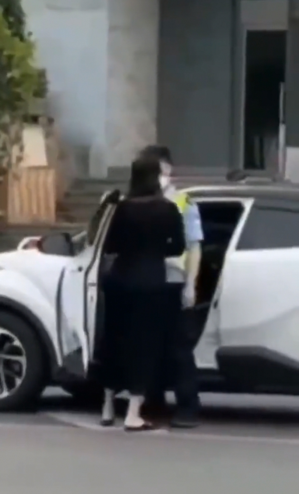 丹东回应父女看病袭警事件:正调查-辽宁丹东父亲-第2张图片